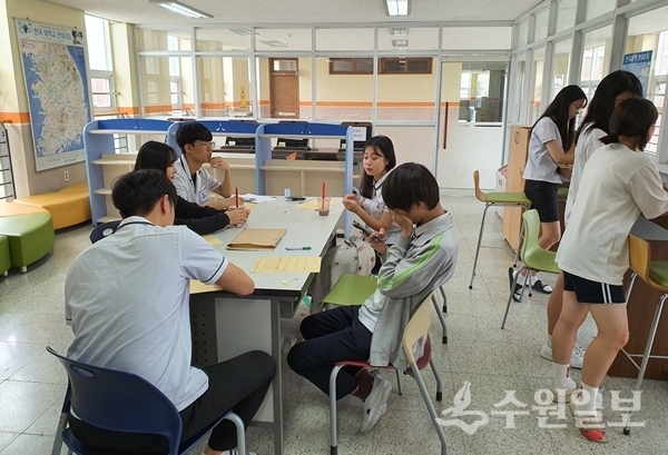 학생들이 주민등록증을 발급받고 있다.(사진=권선구)