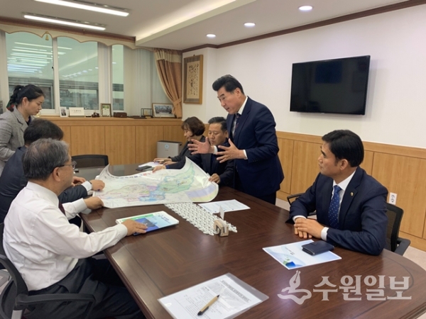 지난달 31일 경기도교육청을 방문한 김상돈 의왕시장(오른쪽 두번째)이 이재정 도교육감(오른쪽)과 내손동 중학교 설립방안에 대해 논의하고 있다.(사진=의왕시)