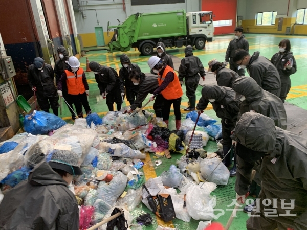 행궁동 주민들이 생활쓰레기를 확인하고 있다.(사진=행궁동)