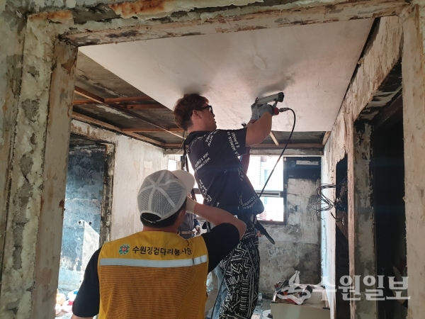 징검다리봉사단원들이 화재가 난 주택을 수리하고 있다.(사진=장안구)