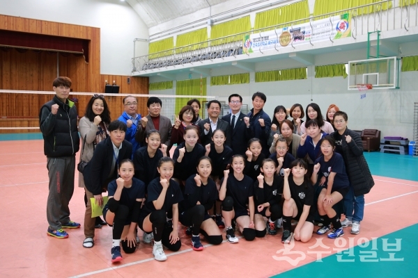 전국대회 우승을 차지한 파장초 여자배구부와 장안구 관계자들.(사진=장안구)