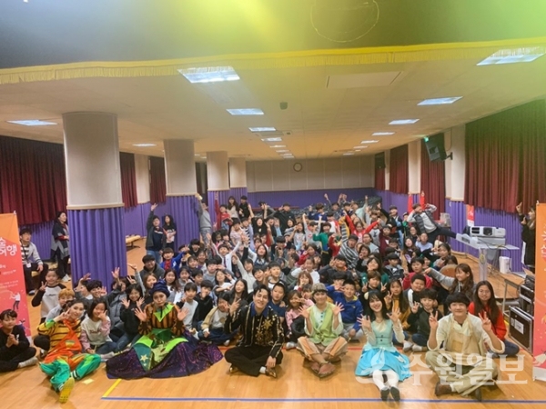 수원 탑동초등학교 4학년생들이  ‘넌 특별하단다’ 뮤지컬 공연이 끝난후 배우들과 기념촬영을 하고 있다.(사진=탑동초)
