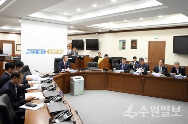 5일 도청 신관 1층 재난상황실에서 김희겸 행정1부지사 주재로 돼지고기 소비 촉진을 위한  ‘시.군 부단체장 영상회의’를 갖고 있다.(사진=경기도)