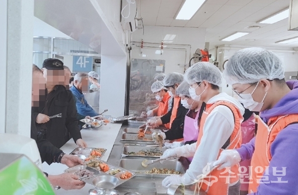 영통구 사회복무요원들이 광교노인복지관에서 봉사활동을 하고 있다.(사진=영통구)