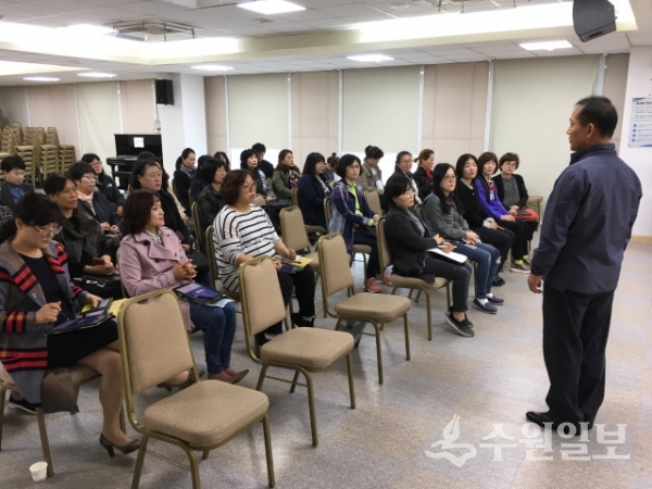 팔달구 관계자가 5일 가구주택 기초조사 조사요원을 교육하고 있다.(사진=팔달구)
