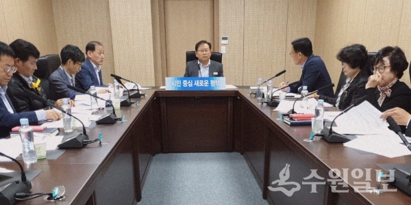 이종호 평택시 부시장(가운데)이 세외수입 징수대책 보고회를 주재하고 있다.(사진=평택시)