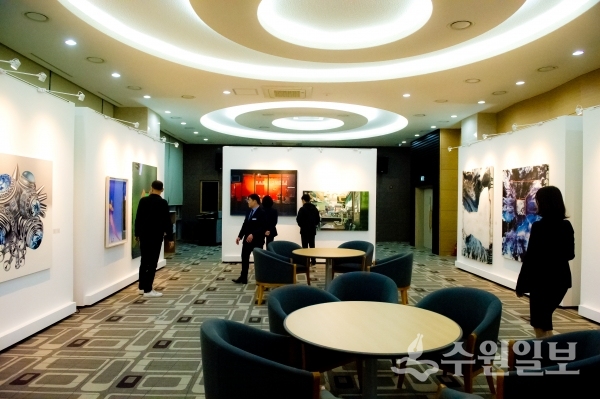 경기도교육연수원에서 진행 중인 국제현대회화전.(사진=경기도교육연수원)