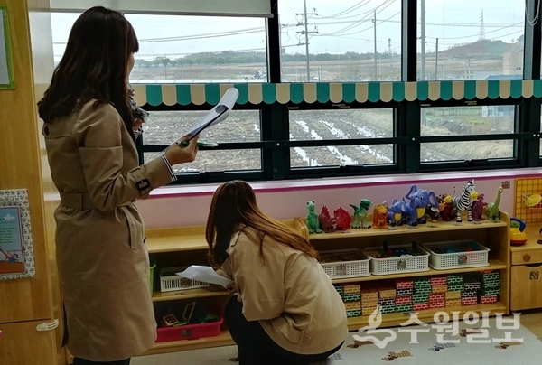 부모들이 어린이집을 살펴보고 있다.(사진=오산시)
