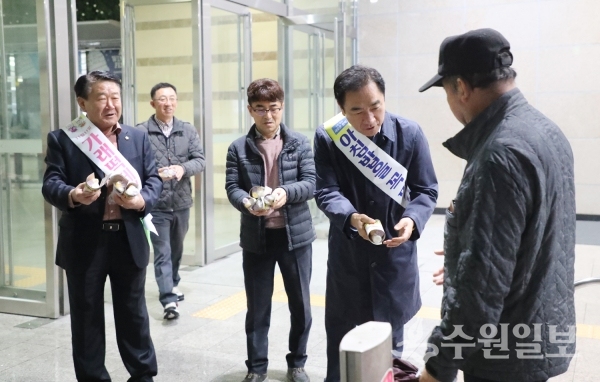 정장선 평택시장(오른쪽 두번째)이 농업인의 날을 맞아 가래떡을 시민에게 나눠주고 있다.(사진=평택시)