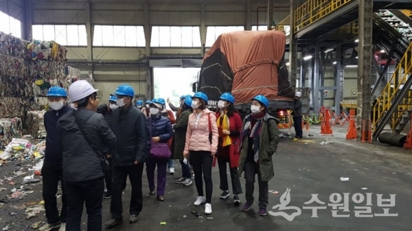 수원시 자원순환센터를 견학 중인 영통구 일상탐방단.(사진=영통구)