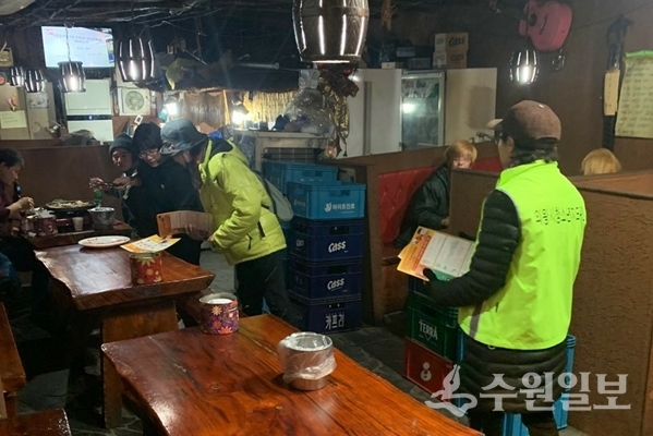 청소년 유해환경 합동 캠페인 참가자들이 업소에서 홍보물을 나눠주고 있다.(사진=의왕시)