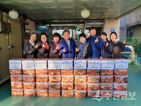 평택시 새마을회원들이 평택보건소에 김치를 전달했다.(사진=평택시)