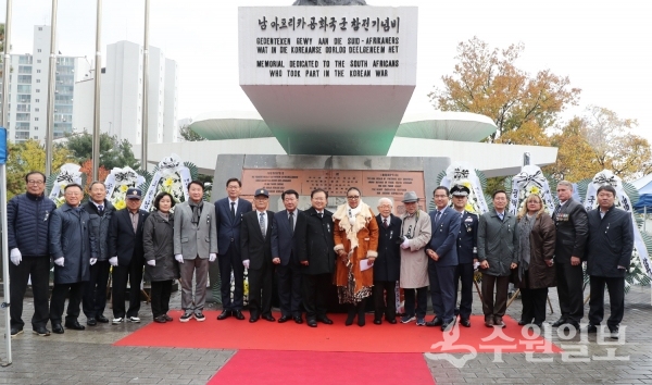 남아프리카공화국 6.25 참전 기념행사에 참가한 관계자들.(사진=평택시)