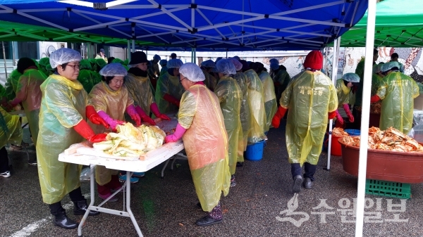 권선사랑연합회 회원들이 김치를 담고 있다.(사진=권선구)