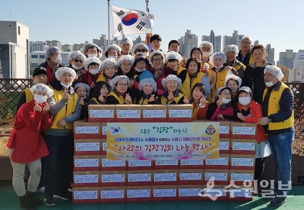 수원시재향군인회 여성회, 이마트 트레이더스 임직원 등 관계자들이 ‘사랑의 김장김치 나눔 행사’ 후 기념촬영을 하고 있다.(사진=수원시)