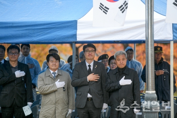 곽상욱 오산시장(맨 오른쪽)이 순국선열의 날 합동 위령제에 참석했다.(사진=오산시)