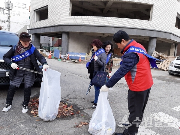 호매실동 자유총연맹 회원들이 쓰레기를 줍고 있다.(사진=호매실동)