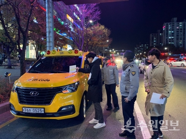 영통구와 남부경찰서 관계자들이 불법 주정차 단속을 실시 중이다.(사진=영통구)