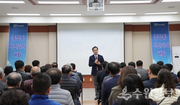 정장선 평택시장이 시민과의 대화에서 발언하고 있다.(사진=평택시)