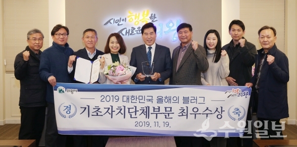김상돈 의왕시장(가운데) 등 의왕시 관계자들이 올해의 SNS 시상식에서 최우수상을 받은 뒤 포즈를 취했다. (사진=의왕시)