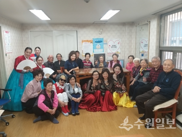 정자3동 벨리댄스 동아리 앤젤예술단이 경로당을 찾았다.(사진=정자3동)