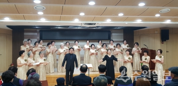 영통 실버합창단이 공연을 하고 있다.(사진=영통구)
