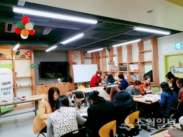 다문화가정 주민들이 장신구 만들기를 체험하고 있다.(사진=권선구)
