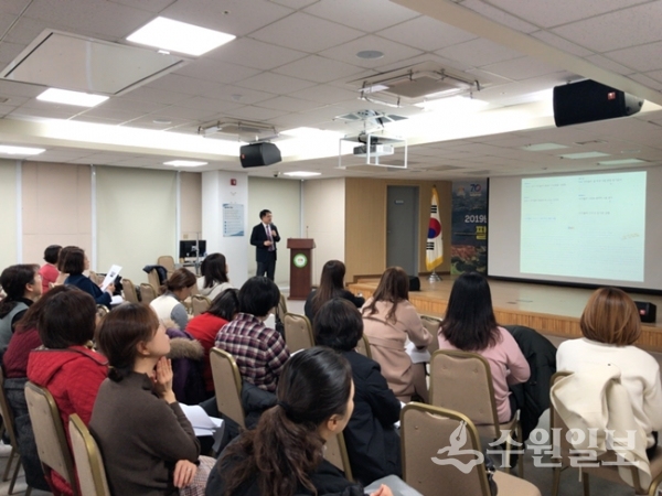 21일 수원교육지원청이 관내 초·중·고·특수학교 보건교사를 대상으로 '학교 감염병 및 보건실 의약품 관리·사용법에 대한 보건교사 직무 연수'를 갖고 있다.(사진=수원교육지원청)