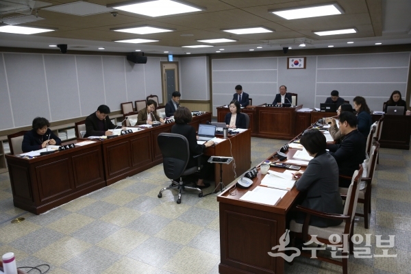 수윈시의회 기획경제위원회가 21일 팔달구청과 영통구청을 상대로 행정사무감사를 진행하고 있다.(사진=수원시의회)