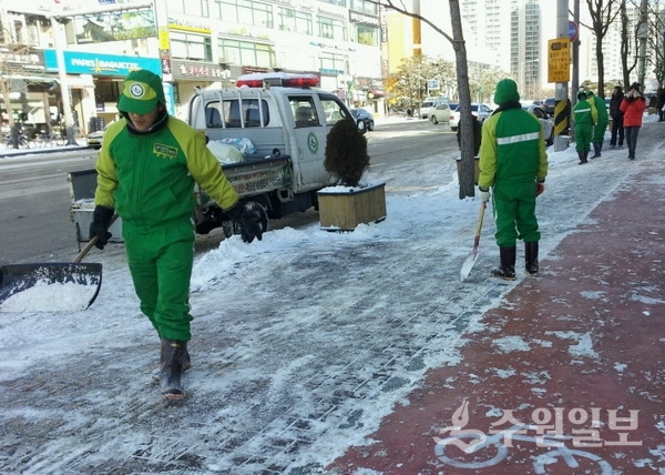 수원시가 겨울철을 맞아 도로 제설 종합대책을 마련했다.(사진=장안구)