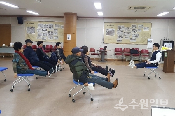 행궁동 주민들이 근력운동을 배우고 있다.(사진=수원시)