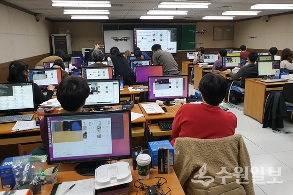 지난 15일 진행된 ‘드론을 활용한 인공지능 활용’ 교육.(사진=수원시)