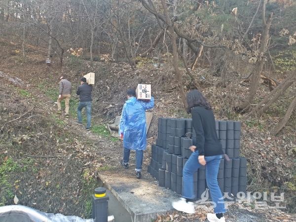 인팩 수원통합기술연구소 직원들이 연탄을 나르고 있다.(사진=파장동)