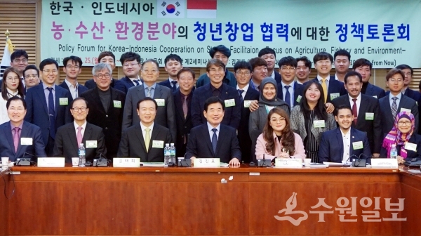 김진표 의원(맨 앞줄 가운데)이 정책토론회 참석자들과 기념사진을 찍고 있다.(사진=김진표 의원실)