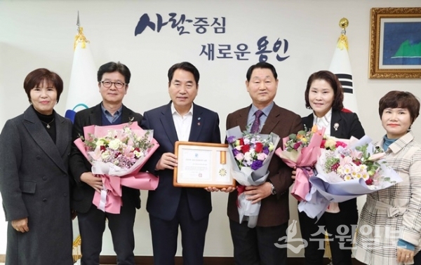 백군기(왼쪽에서 세 번째) 용인시장이 해든마을 동문굿모닝힐 아파트 관계자들과 기념사진을 찍고 있다.(사진=용인시)