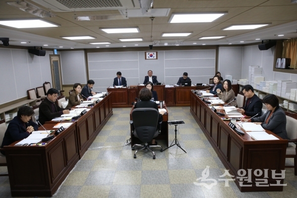 수원시의회 기획경제위원회의 수원시 기획조정실 행정사무감사 장면.(사진=수원시의회)