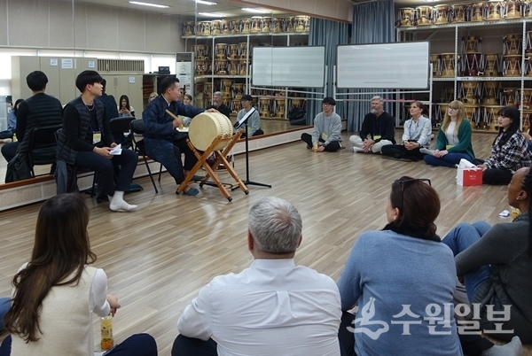 SWCIC 한국문화데이에 참가한 외국인들이 판소리를 배우고 있다.(사진=수원시국제교류센터)