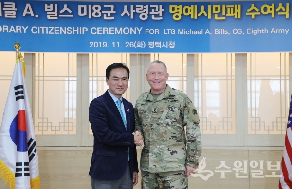 정장선 평택시장(왼쪽)과 마이클 A. 빌스 미8군사령관이 악수를 하고 있다.(사진=평택시)