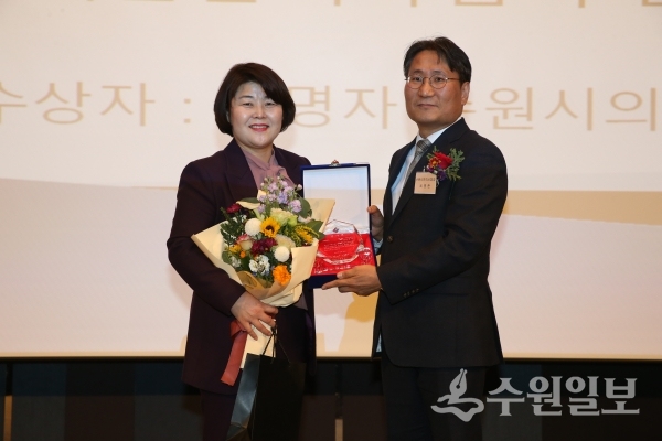 조명자 수원시의회 의장(왼쪽)이 최병훈 수원시한의사회 회장과 기념사진을 찍고 있다.(사진=수원시의회)