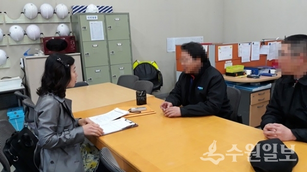 용인시 일자리발굴단이 관내 한 기업을 찾아 상담을 하고 있다.(사진=용인시)