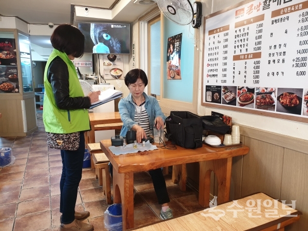 주부 모니터 요원이 식당에서 수돗물 수질 검사를 하고 있다.(사진=수원시)