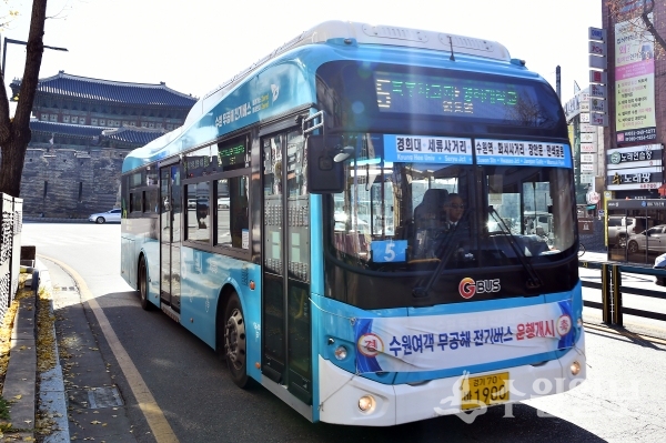 전기버스가 수원 장안문 근처를 운행하고 있다.(사진=수원시)