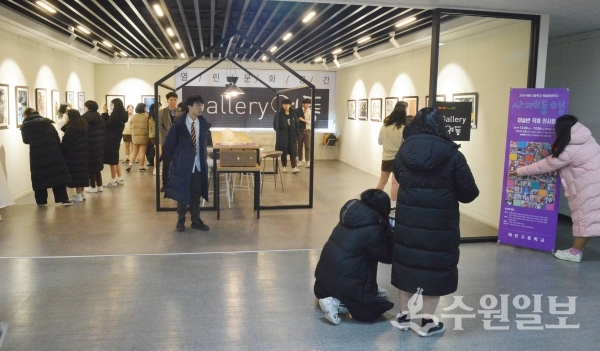 갤러리영통에서  진행 중인 ‘2019 매탄고 사제동행 작품전’.(사진=영통구)