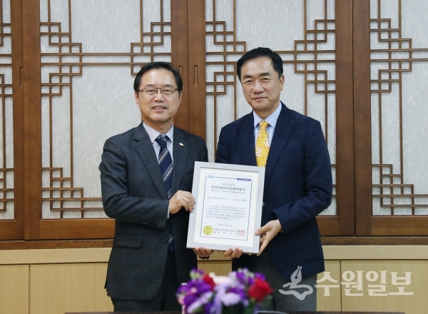 정장선 평택시장(오른쪽)이 이기헌 한국공공자치연구원 원장과 함께 기념사진을 찍고 있다.(사진=평택시)