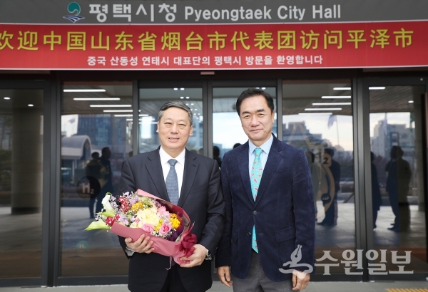 정장선 평택시장이 장술평 연태시 당서기와 포즈를 취했다.(사진=평택시)