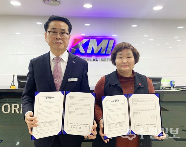 3일 김상묵 한국의학연구소(KMI) 수원센터 이사(왼쪽)와 유혜숙 수원시 보육아동과장이 협약식 후 기념촬영을 하고 있다.(사진=수원시)