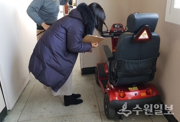 팔달구 직원들이 장애인 보조기기를 살펴보고 있다.(사진=팔달구)