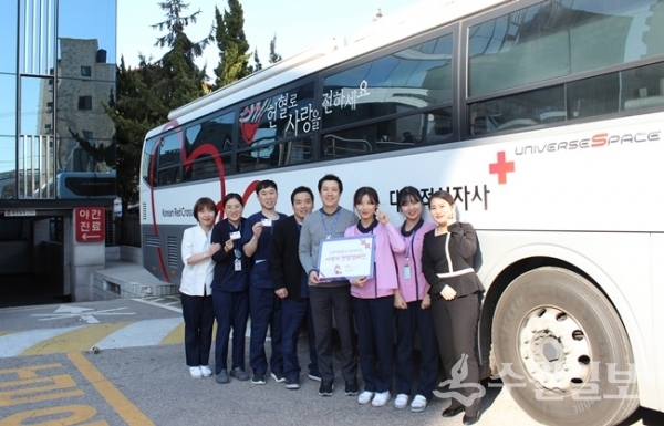 이춘택병원 임직원 등이 사할의 헌혈 캠페인을 벌인 뒤 기념촬영을 하고 있다.(사진=이춘택병원)