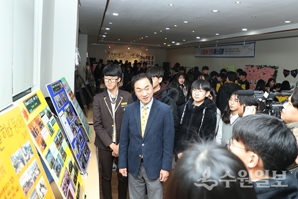 정장선 평택시장(가운데)이 드림ON 진로페스티벌에 마련된 전시회를 둘러보고 있다.(사진=평택시)