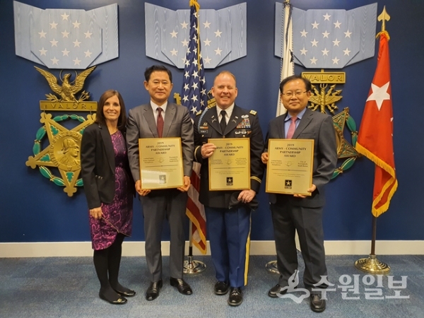 미국 현지시간으로 5일 미국 펜타곤 명예의 전당에서 열린  ‘2019 지역사회 우호협력상’ 시상식. 왼쪽부터 마샤 맥셜리 미 상원의원, 이병배 평택시의회 부의장, 트렘블레이 사령관, 이종호 평택시 부시장.(사진=평택시)